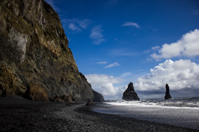 Pourquoi les plages de sable noir d’Islande sont-elles un trésor caché à découvrir?