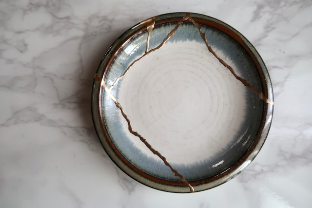 Comment le kintsugi transforme-t-il les blessures en beauté grâce à l’or ?